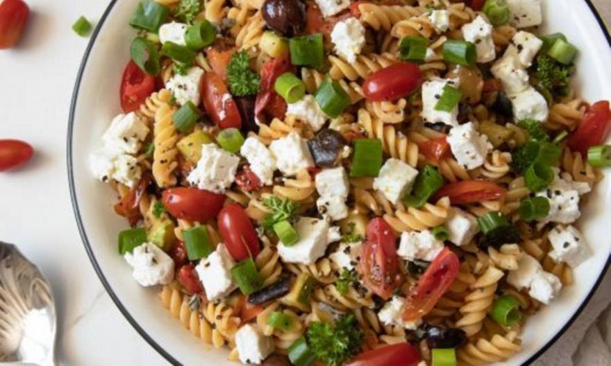 Σαλάτες: Όταν το ελαφρύ γίνεται πλήρες γεύμα με 18 εύκολες συνταγές