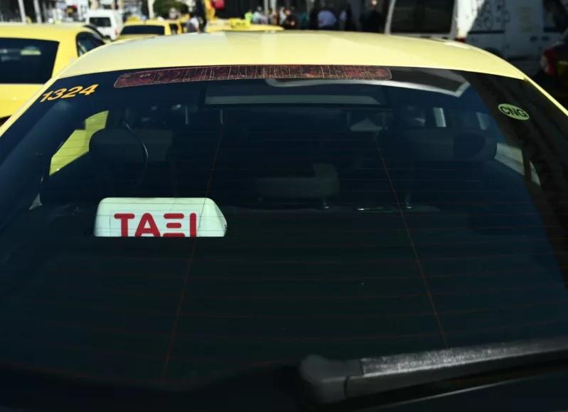 Ομόνοια: Οδηγός ταξί έβγαλε μαχαίρι σε Γάλλους τουρίστες και τους άρπαξε 800 ευρώ