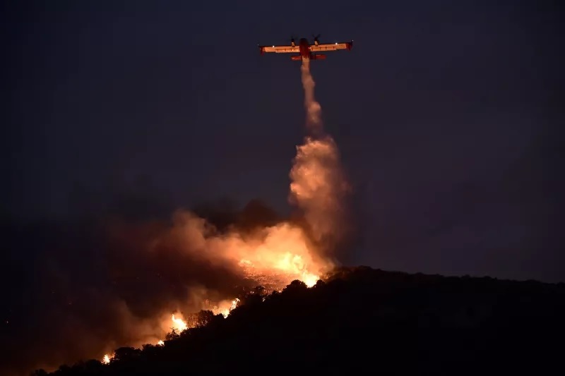 Συγκλονιστικά πλάνα: Canadair κάνει ρίψεις στη φωτιά της Κερατέας μετά τη δύση του ηλίου