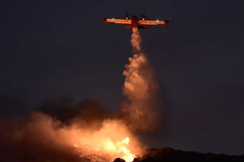 Συγκλονιστικά πλάνα: Canadair κάνει ρίψεις στη φωτιά της Κερατέας μετά τη δύση του ηλίου