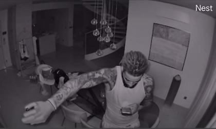 «Δεν ήξερα ότι είχα τόσα τατουάζ»: Η επική αντίδραση του Λεσόρ μπροστά στην κάμερα ασφαλείας του σπιτιού του!