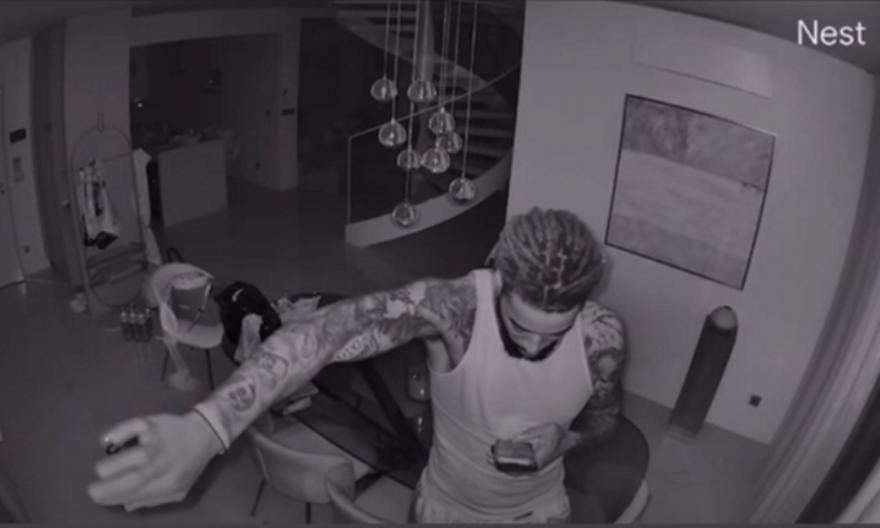 «Δεν ήξερα ότι είχα τόσα τατουάζ»: Η επική αντίδραση του Λεσόρ μπροστά στην κάμερα ασφαλείας του σπιτιού του!