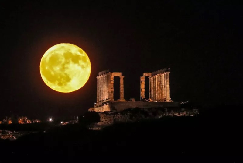Φωτεινή Αυγουστιάτικη Πανσέληνος στον ουρανό