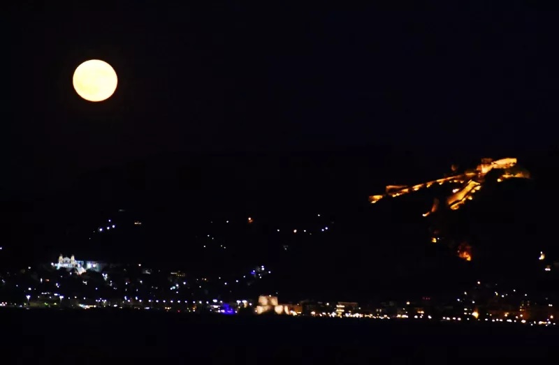 Η Αυγουστιάτικη Πανσέληνος φωτίζει τον ουρανό
