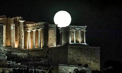 Φωτίστηκε ο ουρανός από την αυγουστιάτικη πανσέληνο - Φωτογραφίες