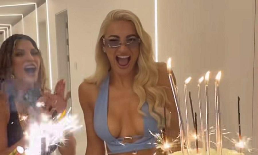 Ιωάννα Τούνη: Λαμπερά γενέθλια στην Ίμπιζα με φίλους, τούρτα-έκπληξη και προστασία από το μάτι