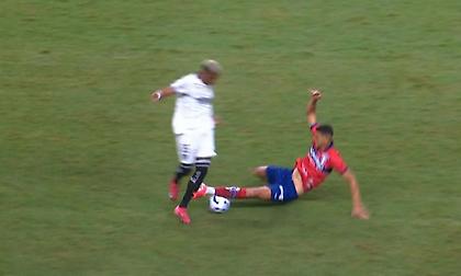 Απευθείας κόκκινη στο 5’ για τον Μάντσα που θέλει ο Ολυμπιακός