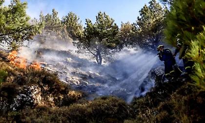 Εκτός ελέγχου η φωτιά στη Χίο - Επιχείρηση απεγκλωβισμού ατόμων