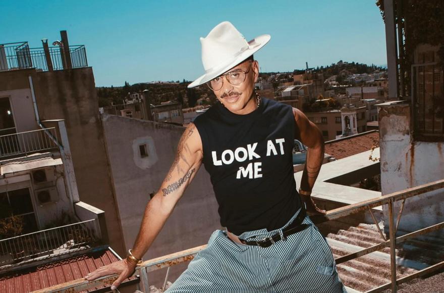 Λάκης Γαβαλάς: Ποζάρει ολόγυμνος και εμείς αναρωτηθήκαμε πόσους 74χρονους ξέρουμε με αυτό το σώμα