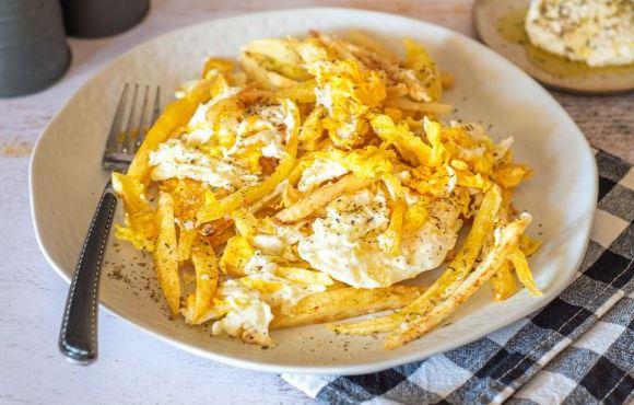 Πατάτες τηγανητές με σπασμένα αυγά