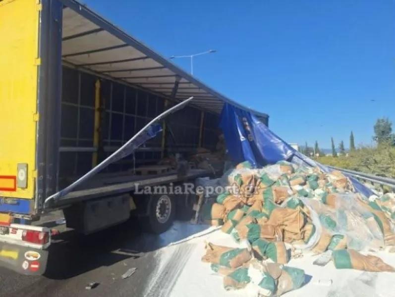 Γέμισε ο δρόμος αλεύρι - Τροχαίο με νταλίκες στην εθνική οδό έξω από τη Λαμία (video)