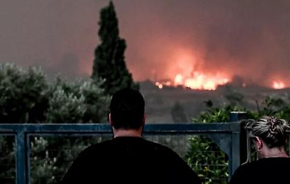 Εκτός ελέγχου η φωτιά στη Χίο - Σε πύρινο κλοιό και η Πρέβεζα