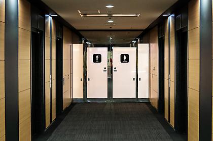 Το ένα πράγμα που ΔΕΝ πρέπει να κάνεις σε δημόσιες τουαλέτες