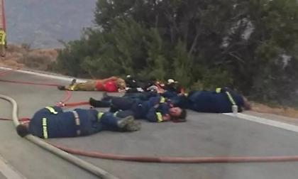 Πύρινο μέτωπο στη Χίο: Ραγίζει καρδιές η φωτογραφία με τους εξαντλημένους πυροσβέστες