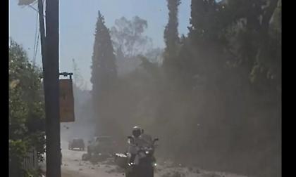 Στιγμές τρόμου στη φλεγόμενη Πάτρα: Νερό από ελικόπτερο κατακλύζει αυτοκινητόδρομο