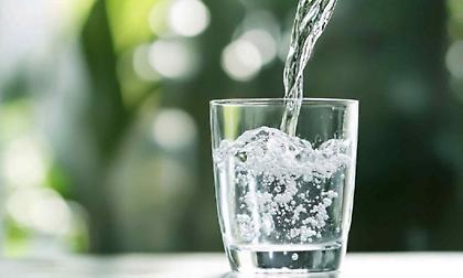 Ποιο νερό είναι πιο ενυδατικό: Το ανθρακούχο ή το απλό;