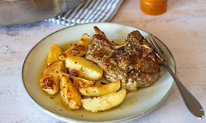 Χοιρινές μπριζόλες φούρνου με πατάτες και θυμάρι βήμα - βήμα