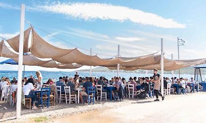 Πού πάμε για φαγητό μετά τη θάλασσα; 15 στέκια από τον Μαραθώνα μέχρι την Ψάθα