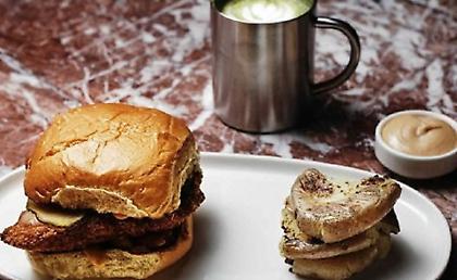 Tempo Social Club: Τελικά, αξίζει ο χαμός που γίνεται στο TikTok γι' αυτό το μαγαζί;