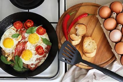 Τηγανητά αυγά με μπέικον και ντοματίνια