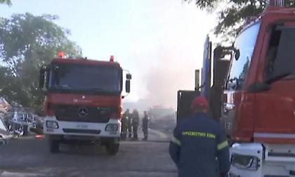 Μεγάλη φωτιά σε εργοστάσιο ξυλείας στο Αιγάλεω
