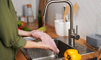 Τελικά πρέπει να πλένεις το κοτόπουλο πριν το μαγειρέψεις;