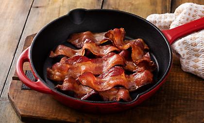 Πώς να φτιάξεις τραγανό μπέικον (και να μην γίνει χάλια η κουζίνα σου)