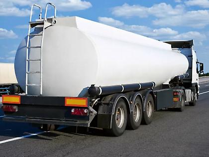 Σέρρες: Βυτιοφόρο όχημα έπεσε σε κανάλι – Πυροσβέστες απεγκλώβισαν τον οδηγό