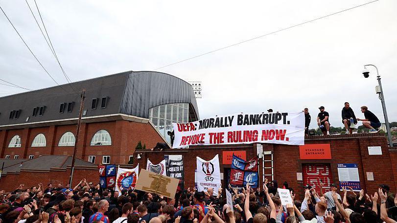 Ενισχυμένα μέτρα ασφαλείας ζητά η Κρίσταλ Πάλας για τον αγώνα με τη Νότιγχαμ Φόρεστ Ενισχυμένα μέτρα ασφαλείας ζητά η Κρίσταλ Πάλας για τον αγώνα με τη Νότιγχαμ Φόρεστ