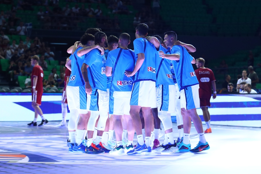 Ελλάδα: Ο Γιάννης που αψηφά τη βαρύτητα και η Εθνική που ανθίζει στην αμφισβή