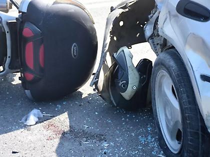 Σοβαρό τροχαίο στην Αγία Παρασκευή - Μηχανή συγκρούστηκε με αυτοκίνητο