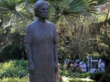 Εκλάπη το ορειχάλκινο άγαλμα «Η Γυναίκα του Λαού»