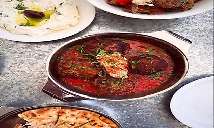 Άτλας: Το νέο μεζεδοπωλείο της Κυψέλης θυμίζει καφενείο στο χωριό