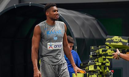 Ο Γιάννης Αντετοκούνμπο δώρισε από ένα ζευγάρι παπούτσια σε όλα τα μέλη της Εθνικής!