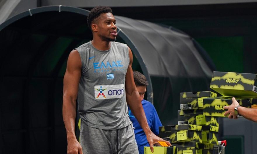 Ο Γιάννης Αντετοκούνμπο δώρισε από ένα ζευγάρι παπούτσια σε όλα τα μέλη της Εθνικής!