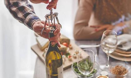 Πόση διάρκεια ζωής έχει ένα ανοιγμένο μπουκάλι κρασί -και τι μπορείς να το κάνεις αν έχει αλλοιωθεί