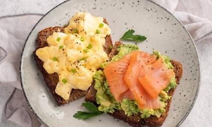 Αυγά σκραμπλ (scrambled eggs) με καπνιστό σολομό και αβοκάντο