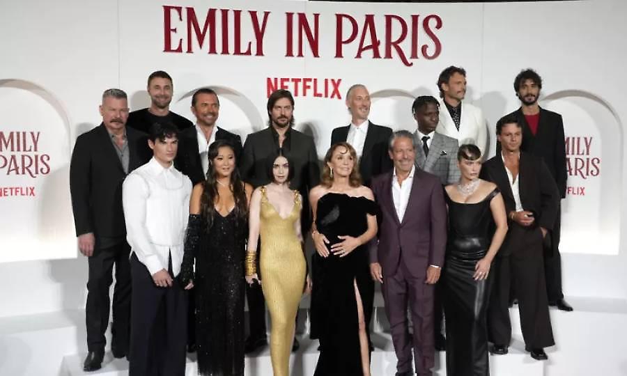 Σοκ στο Emily in Paris: Πέθανε ο βοηθός σκηνοθέτη κατά τη διάρκεια γυρισμάτων