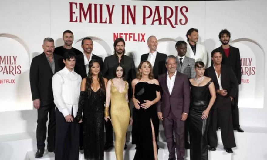 Σοκ στο Emily in Paris: Πέθανε ο βοηθός σκηνοθέτη κατά τη διάρκεια γυρισμάτων