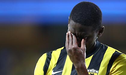 Αγωνία στην ΑΕΚ με Ζίνι: Βγήκε δακρυσμένος με αναγκαστική αλλαγή