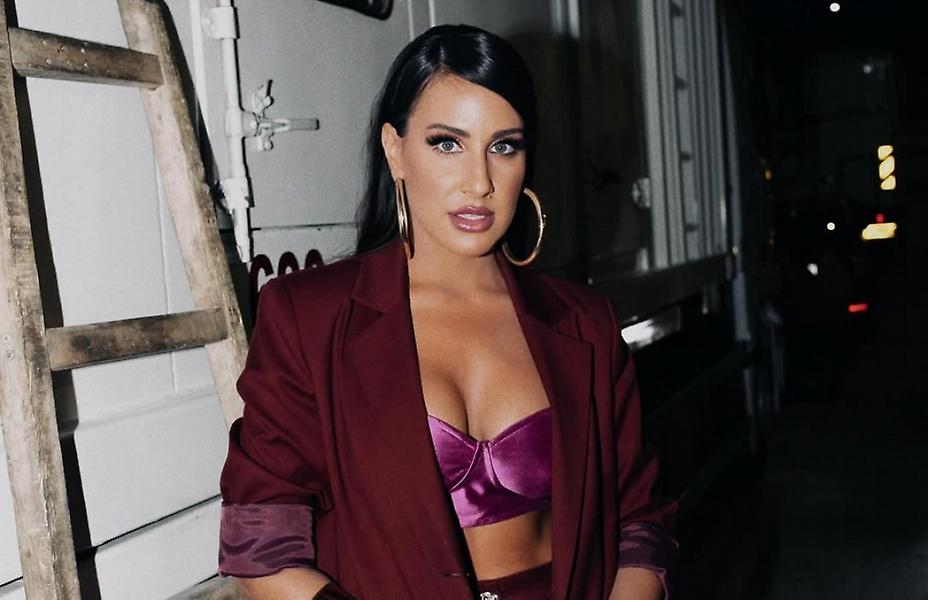 Μαλού: Ο 7χρονος γιος της έδωσε παραγγελιά για ζεϊμπέκικο και εκείνη τον καμάρωσε να χορεύει το κορυφαίο