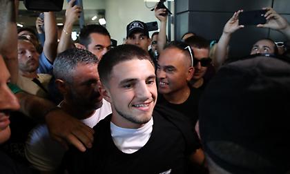 Τρέλα για Ζαφείρη στο «Μακεδονία»: Απίστευτη υποδοχή και αποθέωση από χιλιάδες οπαδούς του ΠΑΟΚ!