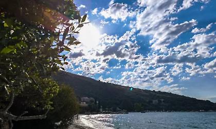 Καιρός: Η θερμοκρασία θα φτάσει έως τους 34 βαθμούς και οι άνεμοι έως 7 μποφόρ