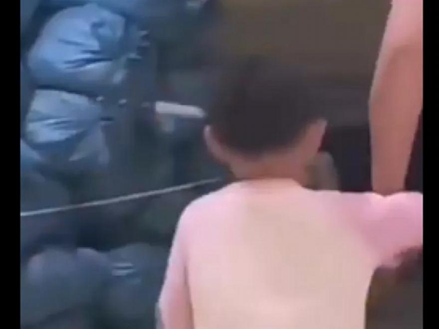 Σοκαριστικό βίντεο: 3χρονο περπατάει σε νοσοκομείο της Κίνας με ένα μαχαίρι καρφωμένο στο