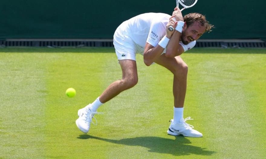 US Open: Αποκλείστηκε ο Μεντβέντεφ και ξέσπασε στη… ρακέτα του