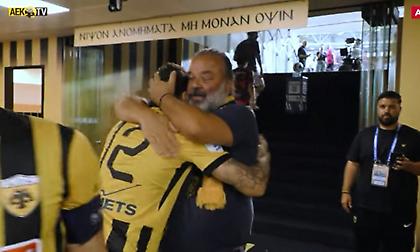 Οι αγκαλιές του Ηλιόπουλου στους παίκτες και η αποθέωση στο τέλος: Η παρακάμερα από τη νίκη της ΑΕΚ επί του Πανσερραϊκού