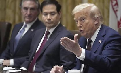 Ο Τραμπ απειλεί τη Ρωσία με οικονομικό πόλεμο: «Πίστευα ότι θα ήταν πιο εύκολο, αλλά... φταίει και ο Ζελένσκι»