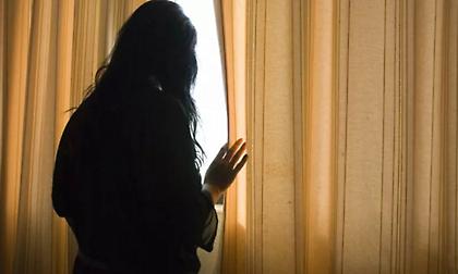 Γυναίκα παγιδεύτηκε σε δωμάτιο και έγραψε με το αίμα της μήνυμα για βοήθεια