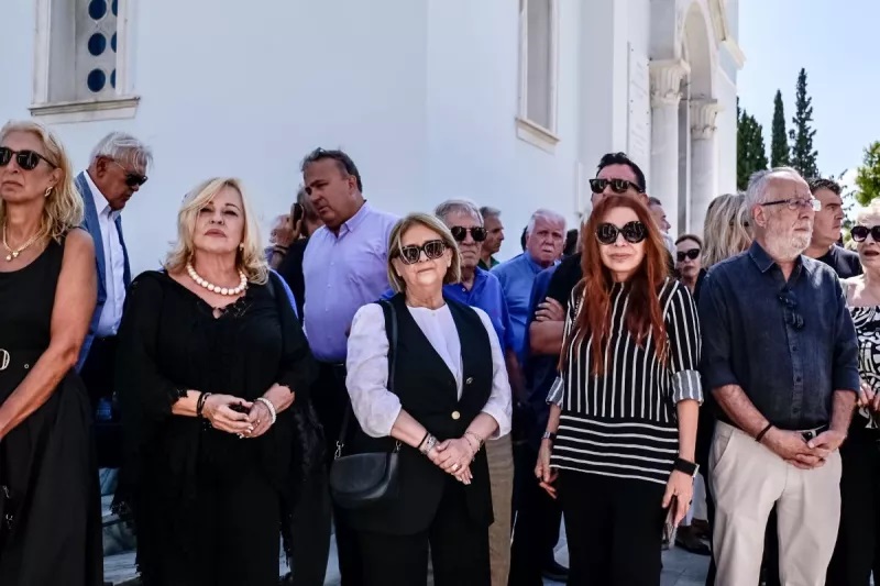 Κηδεία Δημήτρη Κωνσταντάρα: Συγγενείς και φίλοι τον αποχειρετούν