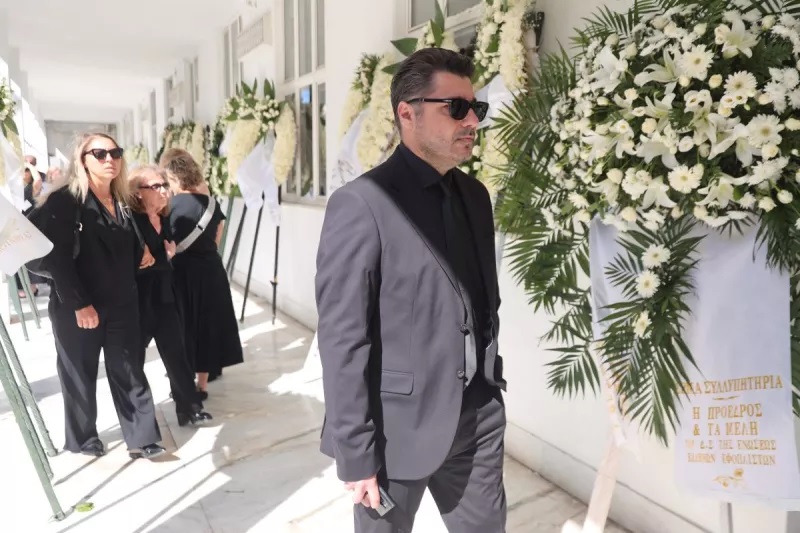 Κηδεία Δημήτρη Κωνσταντάρα: Συγγενείς και φίλοι τον αποχειρετούν